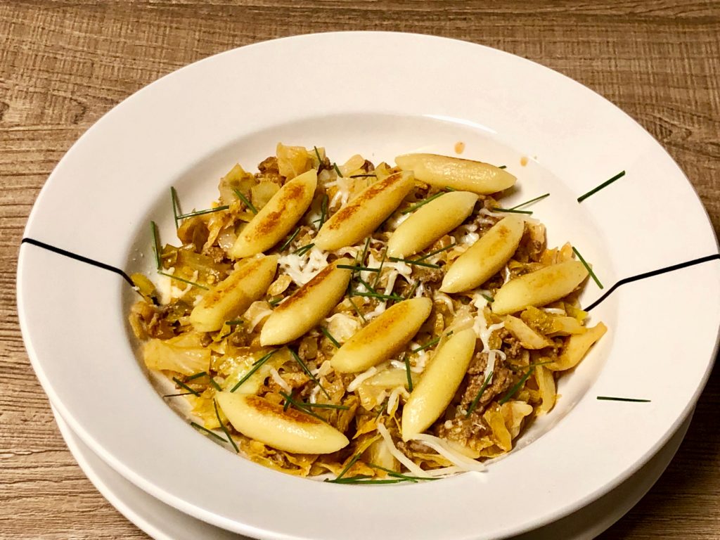 surpr_recipes's tweet photo. Stew with pointed cabbage and Schupfnudel
This German style stew with three main ingredients can be made in less than 30 minutes. Schupfnudel or finger noodles are typical for Southern Germany.
#fingernoodles #german #Germany #pointedcabbage
https://t.co/26u4RENwDx https://t.co/ptiA3ZzHjx