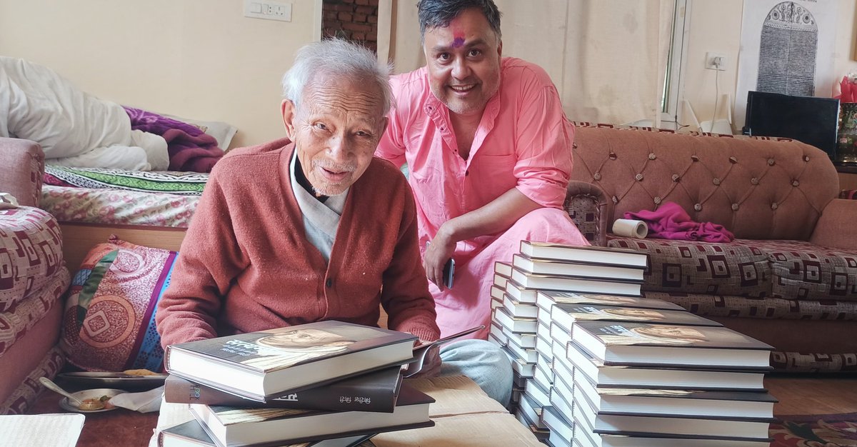 आदरणीय सत्यमोहन जोशीज्यूले भोलिको लोकार्पणमा तपाईंको पुस्तकमा हस्ताक्षर गर्दै ।
साथमा गिरीशजी !
<a href="/Birgunj/">Girish Giri</a>