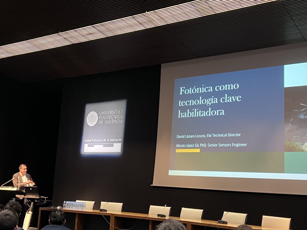 IndraCompany's tweet photo. Hemos participado en la #PhotonicIntegrationWeek. David Lázaro, director de Defensa Electrónica en Indra, habló de la fotónica como tecnología clave habilitadora y las ventajas de aplicar esta tecnología a los sistemas de Defensa. https://t.co/ecKgML5bDy