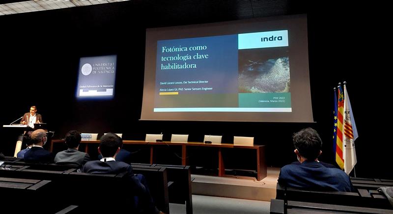 IndraCompany's tweet photo. Hemos participado en la #PhotonicIntegrationWeek. David Lázaro, director de Defensa Electrónica en Indra, habló de la fotónica como tecnología clave habilitadora y las ventajas de aplicar esta tecnología a los sistemas de Defensa. https://t.co/ecKgML5bDy