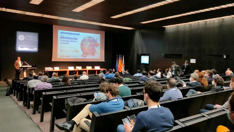 IndraCompany's tweet photo. Hemos participado en la #PhotonicIntegrationWeek. David Lázaro, director de Defensa Electrónica en Indra, habló de la fotónica como tecnología clave habilitadora y las ventajas de aplicar esta tecnología a los sistemas de Defensa. https://t.co/ecKgML5bDy