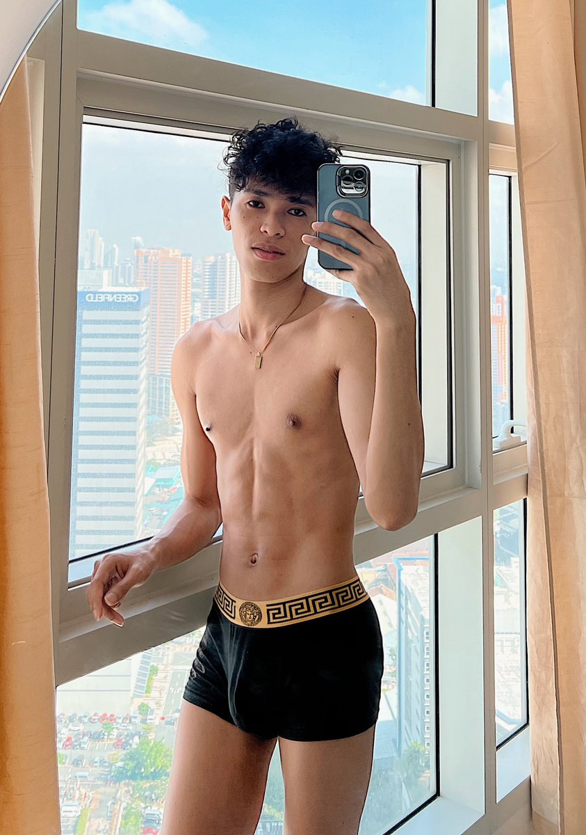 FirenzyXXX's tweet photo. F*ck the standards. Love the skin you’re in. ✨ https://t.co/JNWHgN5KK7