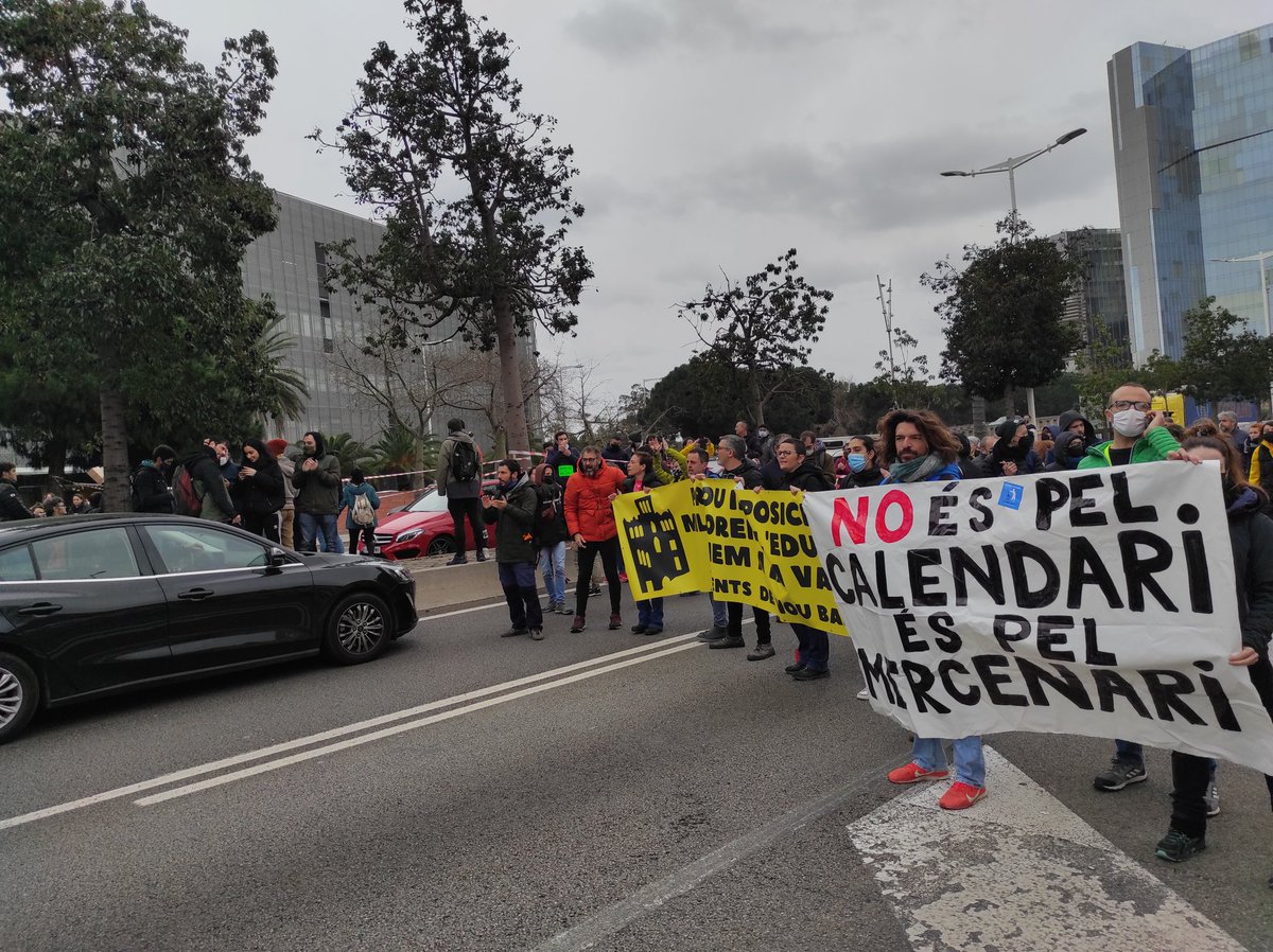 Diana_MdR_IGD's tweet photo. Ara mateix, docents tallem ronda a la sortida 22. Per una #educaciópública de qualitat! Lluitant, també estem educant!!!
#VagaEducació #CambrayDimissió https://t.co/UIrAddtVfA