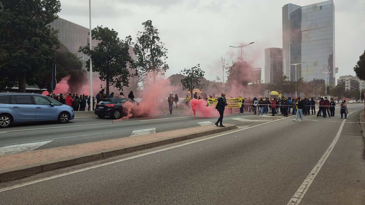 Naturalsom's tweet photo. #VagaEducació #3dia 
Lluitant també estem educant
Ronda tallada perquè la societat no pot permetre's normalitat si no té garantida una educació de qualitat.
INVERSIÓ EN EDUCACIÒ
#CambrayDimissió https://t.co/USlJLxpUlw