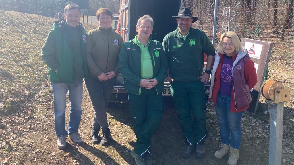 fourpawsint's tweet photo. Transfer of three bears from Ukraine to Germany!   
In an emergency rescue mission, BEAR SANCTUARY Domazhyr accepted seven bears that were evacuated  from White Rock Shelter. Now they arrived in Germany! https://t.co/Kly0aOuGhX