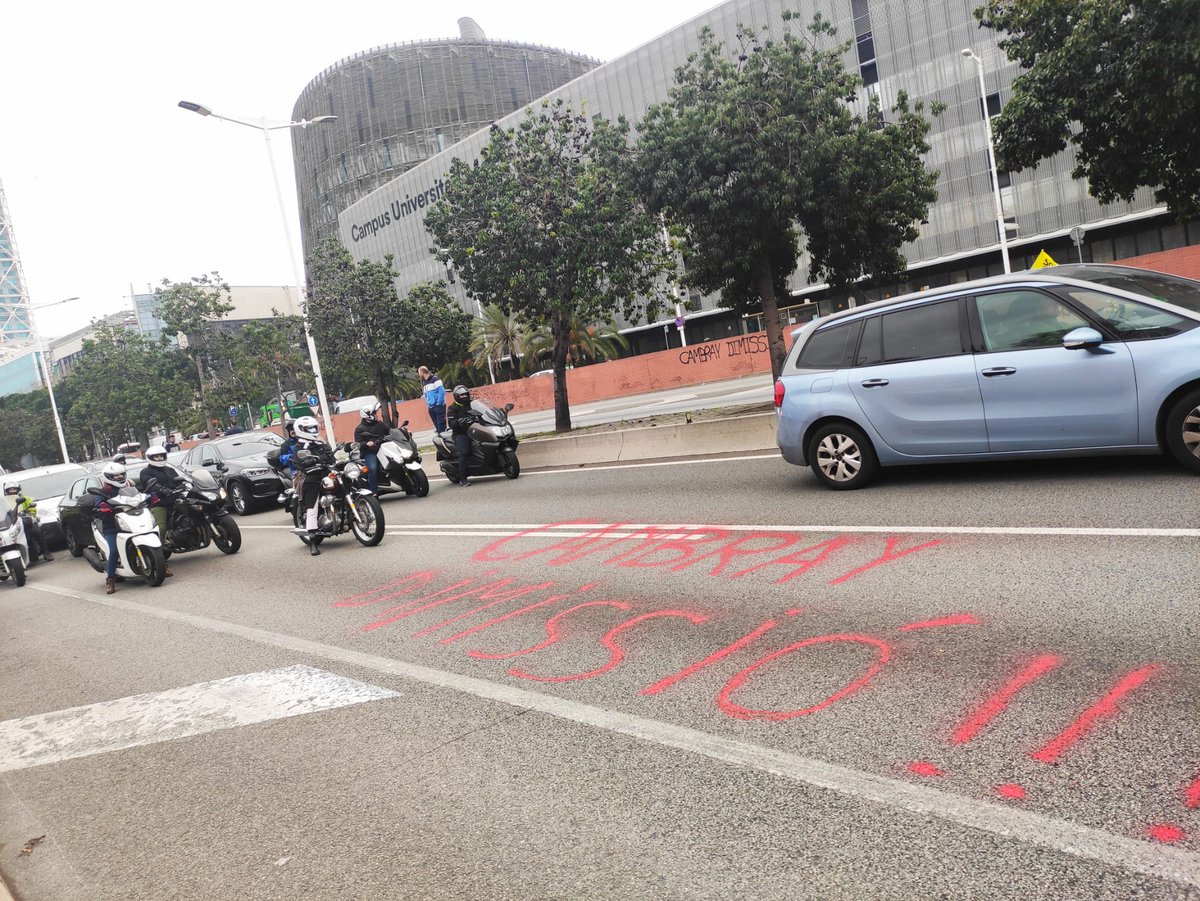 davidcc_01's tweet photo. El tercer dia de #vagaeducació comença amb la ronda litoral tallada. Lluitar, lluitar i lluitar! Volien que la vaga fracassés i està servint per unir-nos com mai! #CambrayDimissió https://t.co/b7H1fnmTla