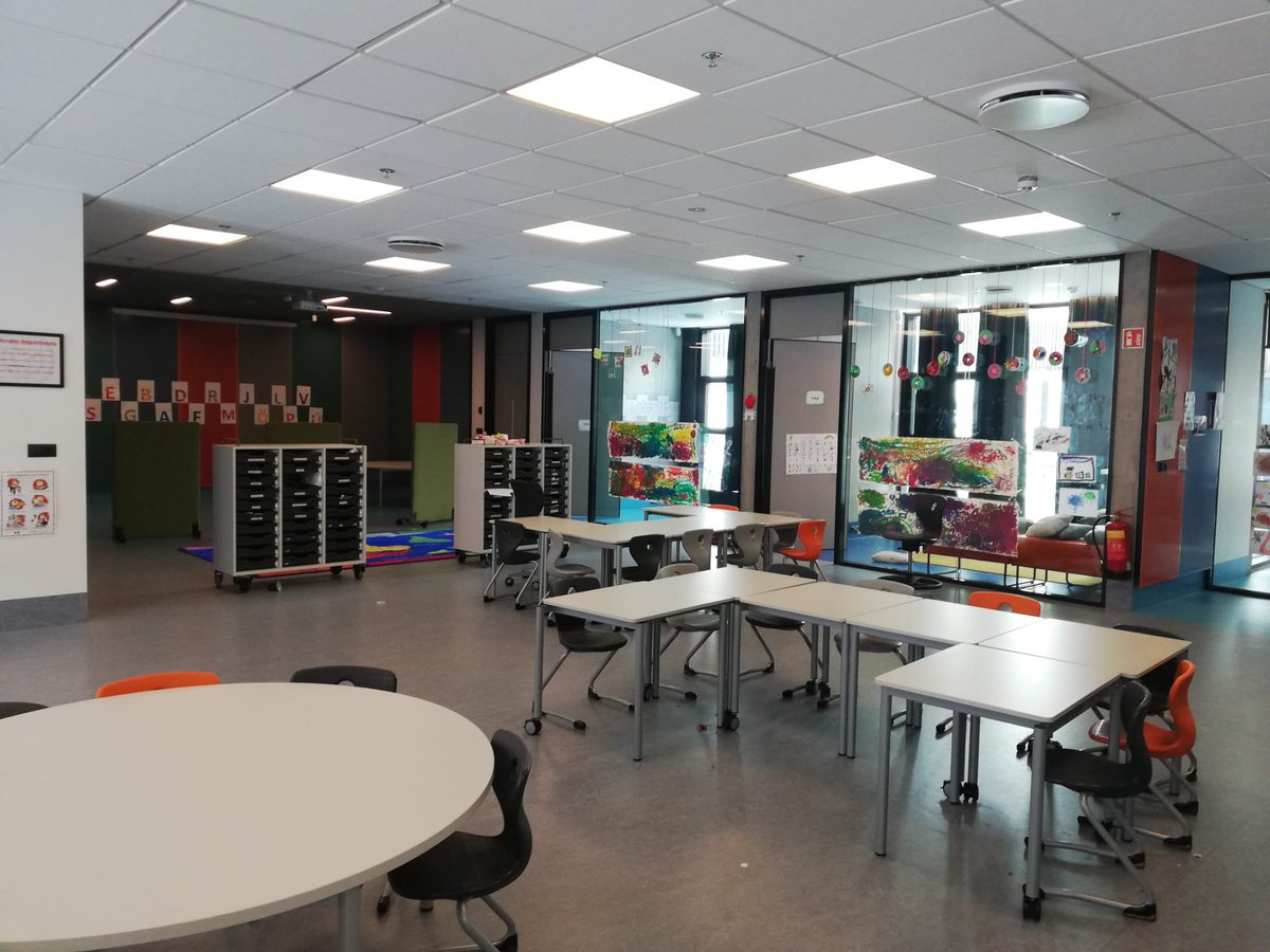 Día 3. Movilidad en Islandia 🇮🇸. Nuestra representación visita el Golden Circle, la planta de energía geotérmica Y el colegio islandés Hegafellsskóla. ¡Impresionante! Aprendiendo de los mejores #CLFutureClassroom <a href="/cepsantacruz/">CEP Santa Cruz de Tenerife</a> <a href="/CeipAraya/">CEIP Araya</a> @EducacionCan <a href="/sepiegob/">SEPIE</a> <a href="/OPEECanarias/">OPEEC</a>