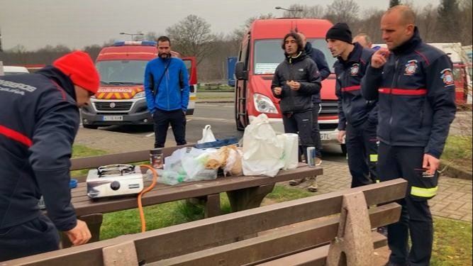 bombeiroscoruna's tweet photo. #SosUcraína || 24 horas de viaxe, os compañeiros de @bombeiroscoruna e @Aplcoruna están no país alemán. O convoi humanitario segue cos horarios previstos.  #Coruña 

📸 Repostando en Francia
📸 Almorzando en Alemaña https://t.co/aZrtGt9R8C