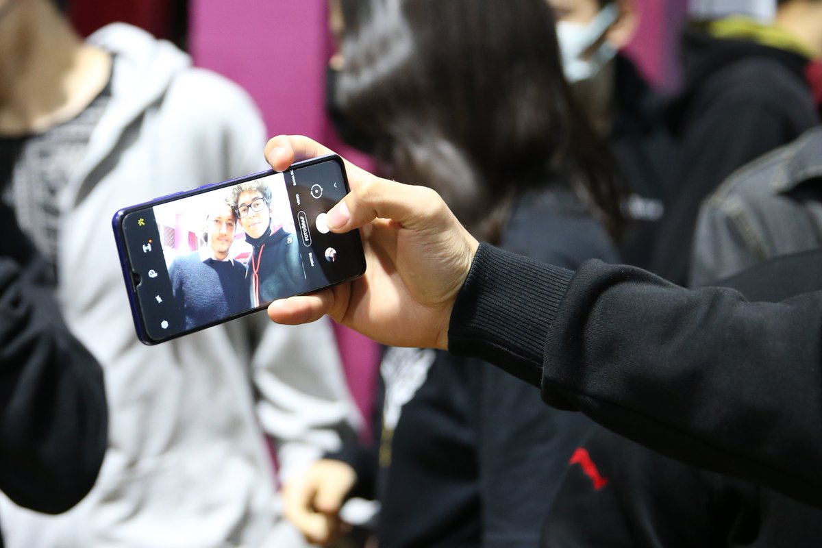 Ziyaretin sonunda öğrenciler Baki Mercimek, Metin Diyadin ve futbolcularımızla uzun süre fotoğraf çektirdi.