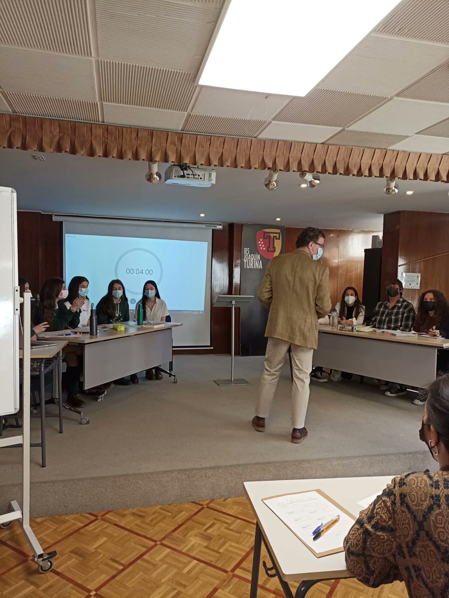 IESrycMadrid's tweet photo. Dejamos por aquí algunas fotos del torneo de debate en las Olimpiadas de Humanidades del IES Joaquín Turina celebrado el 18 de febrero de 2021. Una experiencia genial donde debatimos sobre los beneficios del libro electrónico frente al impreso. 👌 https://t.co/EmWKD3xoZU