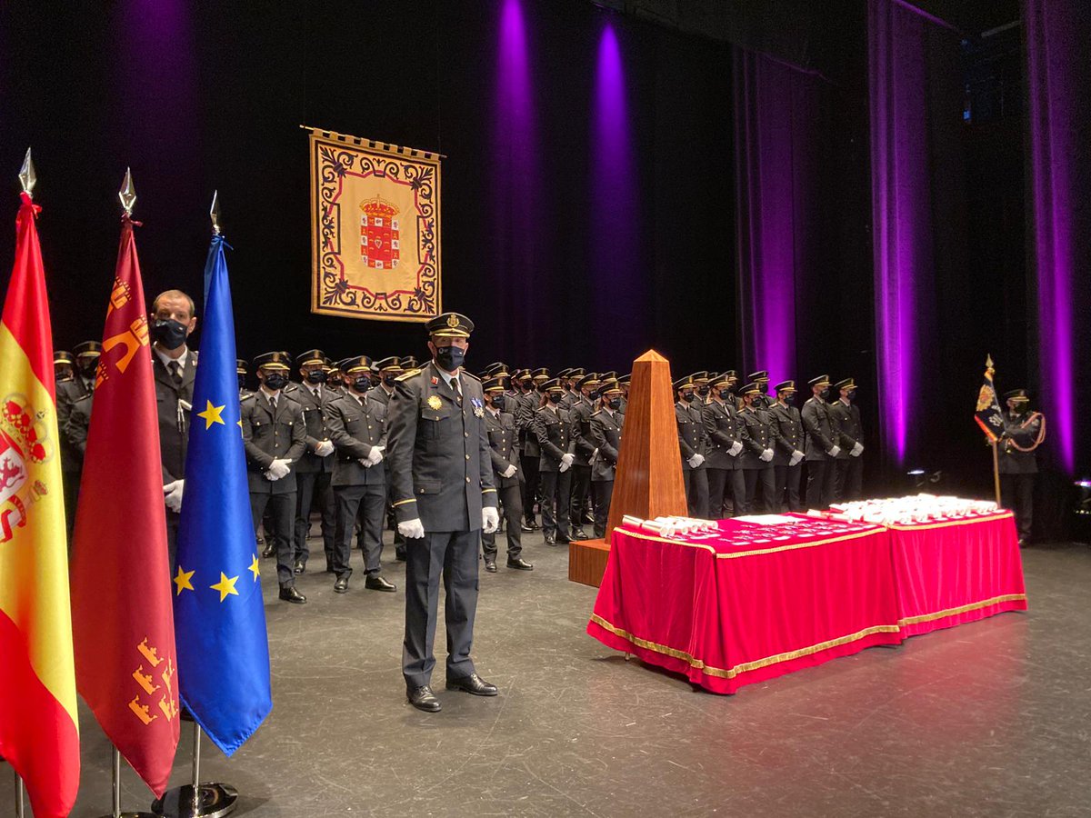 MurciaPolicia's tweet photo. A las 11:30h. se ha dado inicio, en el marco incomparable del #TeatroRomea, al acto institucional de entrega de Condecoraciones y Distinciones a los policías que han destacado durante este año.
➡️¡Felicidades a todos y cada uno! 👮‍♀️👮 https://t.co/ngaLzs27jF