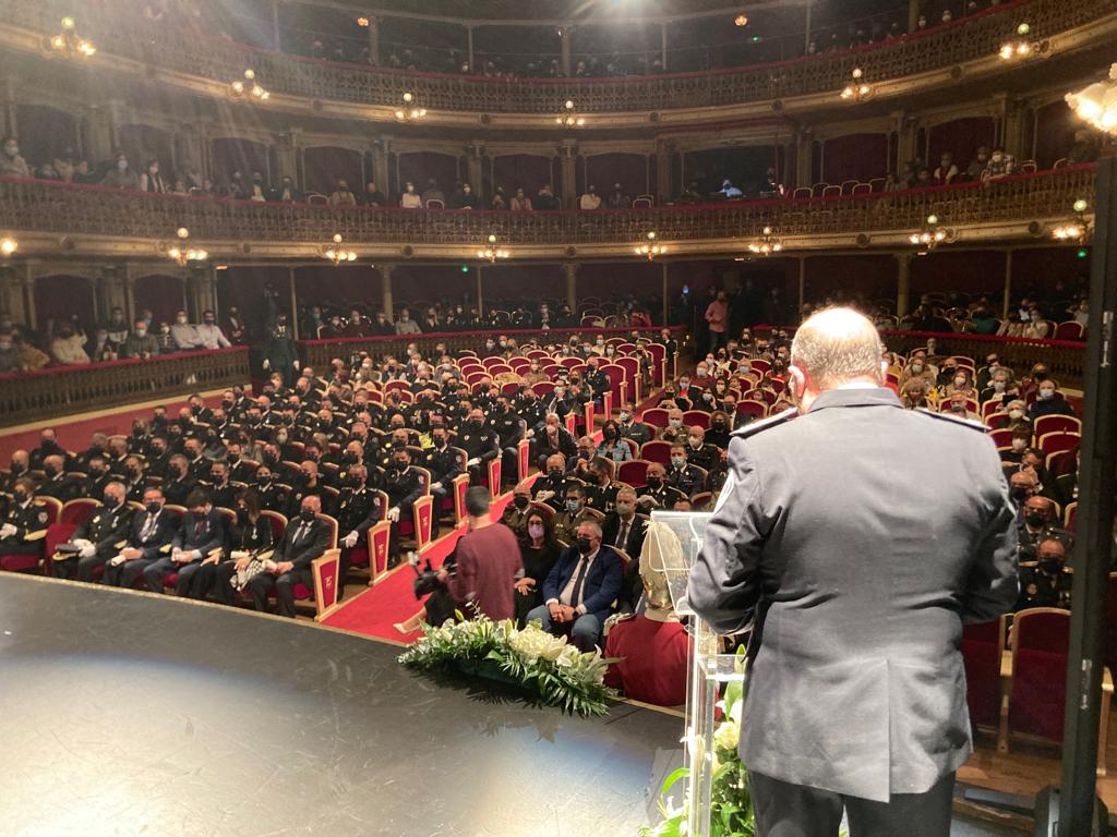MurciaPolicia's tweet photo. A las 11:30h. se ha dado inicio, en el marco incomparable del #TeatroRomea, al acto institucional de entrega de Condecoraciones y Distinciones a los policías que han destacado durante este año.
➡️¡Felicidades a todos y cada uno! 👮‍♀️👮 https://t.co/ngaLzs27jF