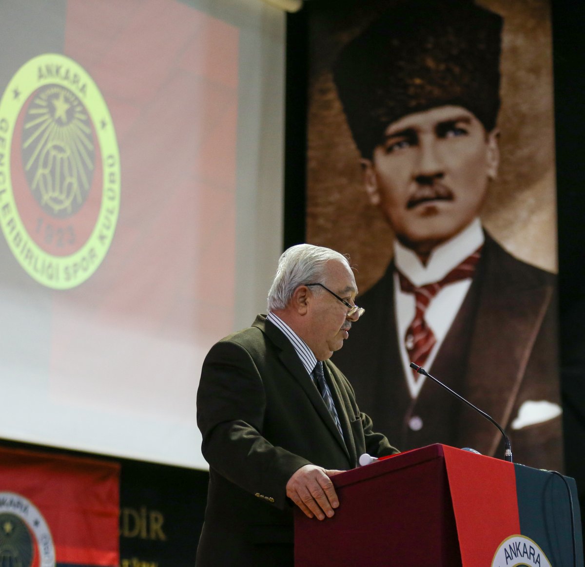 Başkanımız Niyazi Akdaş, kurulduğumuz okula gelmenin mutluluklarını yaşadıklarını söylerken, gençleri iç saha maçlarımızda tribünde görmek istediklerini söyledi.