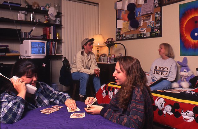 HowardColmanLib's tweet photo. Happy #ThrowbackThursday! In keeping with March's theme of Spring Break and relaxation, check out this photograph of students in the 1990s relaxing their dorm room. https://t.co/eCqwuLXyMM