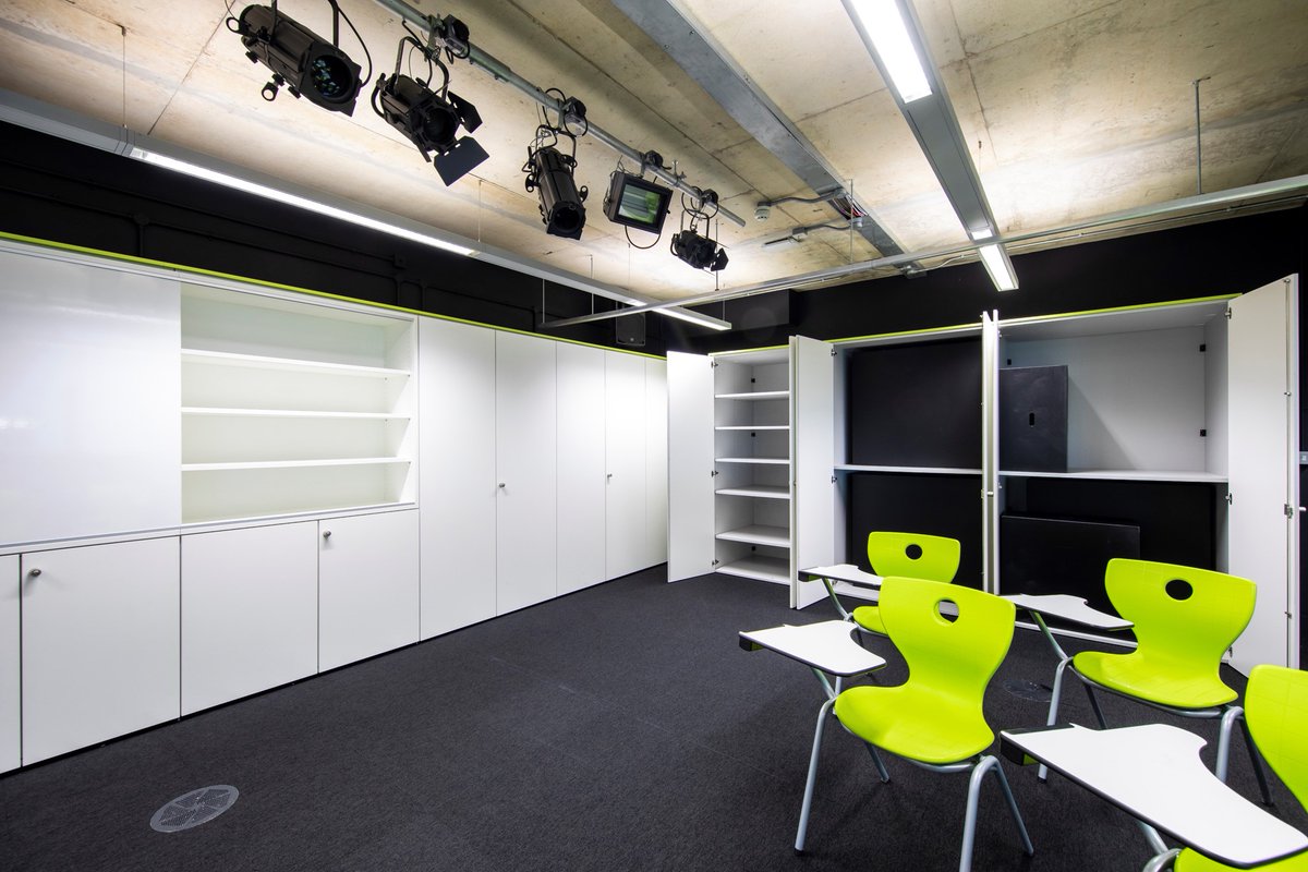 EnvoplanUK's tweet image. Created from years of classroom design experience, our Teaching Wall helps you to focus your students’ attention whilst creating a space-efficient storage solution.

envoplan.co.uk/school-interio… 

#teachingwall #classroomstorage