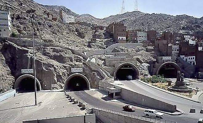 Adeebahsanalia's tweet photo. When the passways are in the mountains of Mecca, when residential buildings rise as high as mountains tops, when the shadow of the clock falls on the believers, the the time will come for Imam Mahdi to arive. 
Ibn Abi Shaybah  
Al Musannaf Hadis 124
Al Azaraqi Kitab Akhbar  Makka https://t.co/oFp3MXL88l