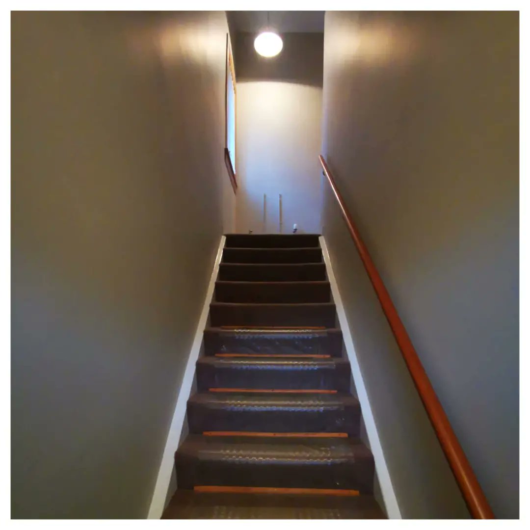 GeerafDecorator's tweet image. 🤷You don&apos;t like renovation mess, dirt and smell of paint...so why don&apos;t you go on holidays during that time 🏖️

⏱️We waited for our customers to go on holidays first, so we could finish this living room, hall with stairs and varnish all doors. 🎨