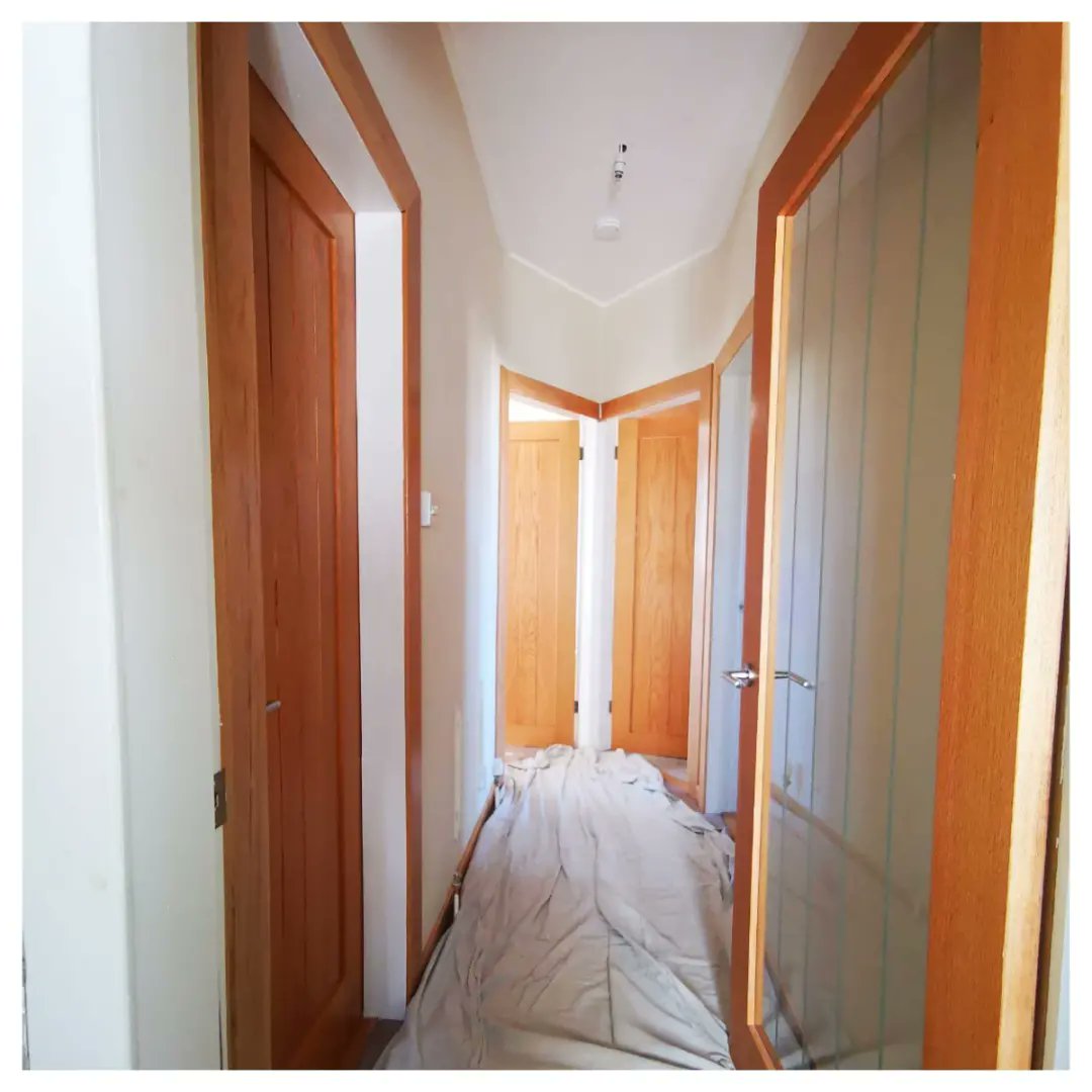 GeerafDecorator's tweet image. 🤷You don&apos;t like renovation mess, dirt and smell of paint...so why don&apos;t you go on holidays during that time 🏖️

⏱️We waited for our customers to go on holidays first, so we could finish this living room, hall with stairs and varnish all doors. 🎨
