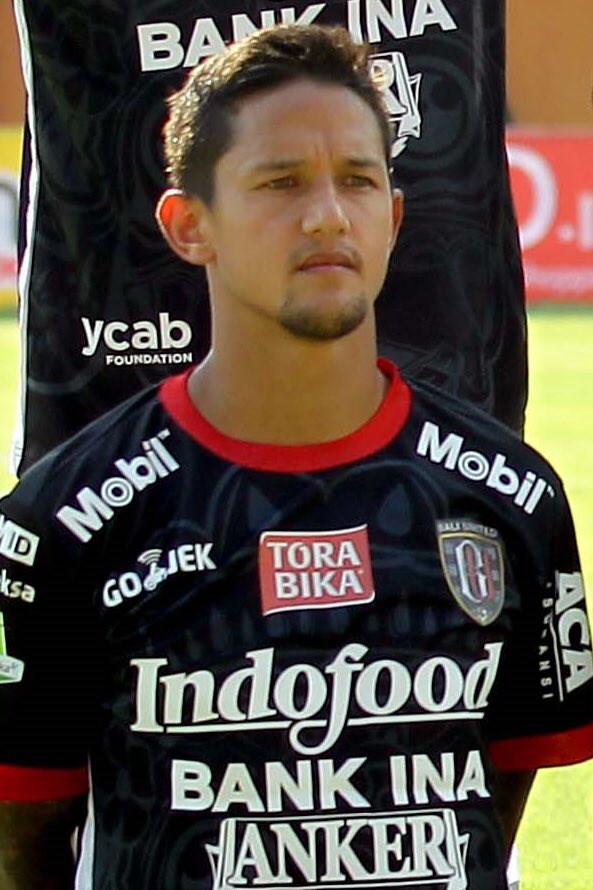 RandomPlayerYes's tweet photo. 38. Irfan #Bachdim.Indonesian Superstar who started his career in 🇳🇱 ,before moving to Asia. In 🇹🇭 he played for #ChonburiFC,in 🇯🇵 for #ConsadoleSapporo.His best performance though is in 🇮🇩,for @BaliUtd. This season he plays for @persisofficial. Married to model @JenniferBachdim https://t.co/D3yeOSFY9i