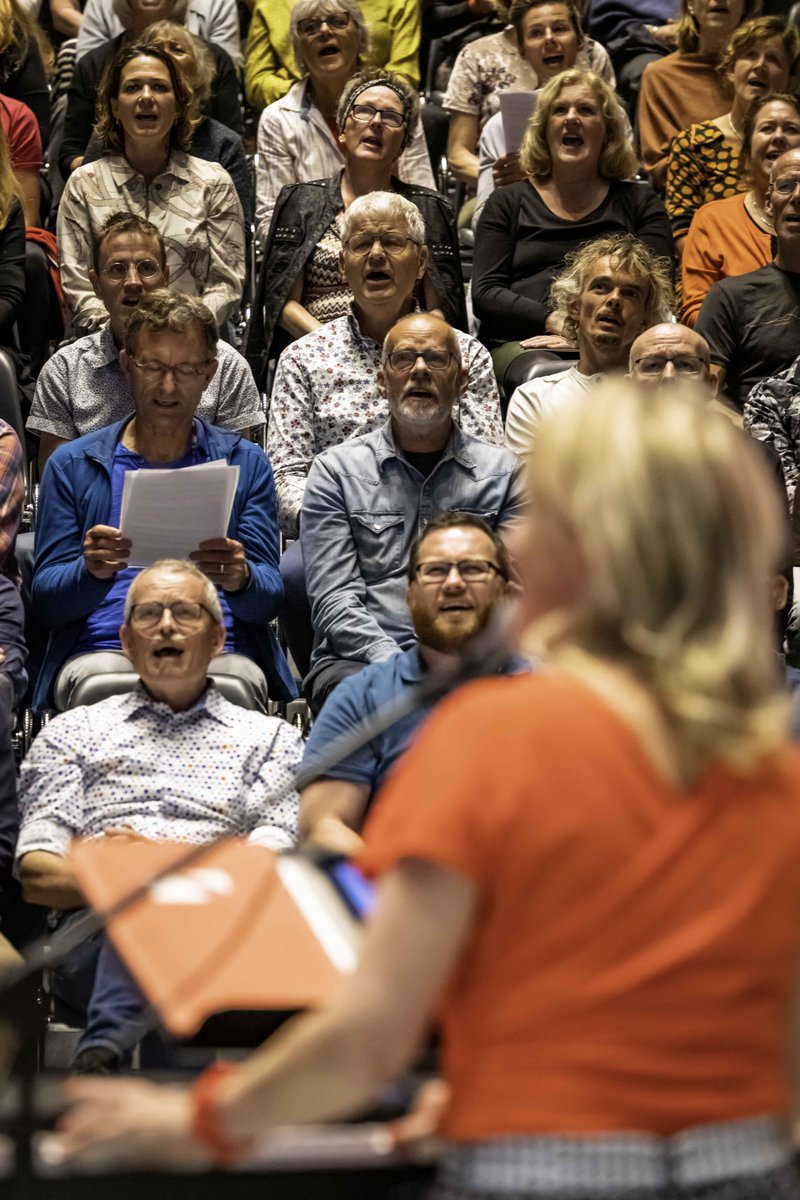 Aanstaande zondag 20/3 gaat het toch echt gebeuren! De grote Vocal Vibes Pop-up in Rozet Arnhem! Ben jij erbij? Neem niks mee en zing samen de sterren van de hemel. Iedereen kan meedoen. Let's join voices &amp; make magic! 🎉🎶 - mailchi.mp/0b95cd1f2ffa/a…