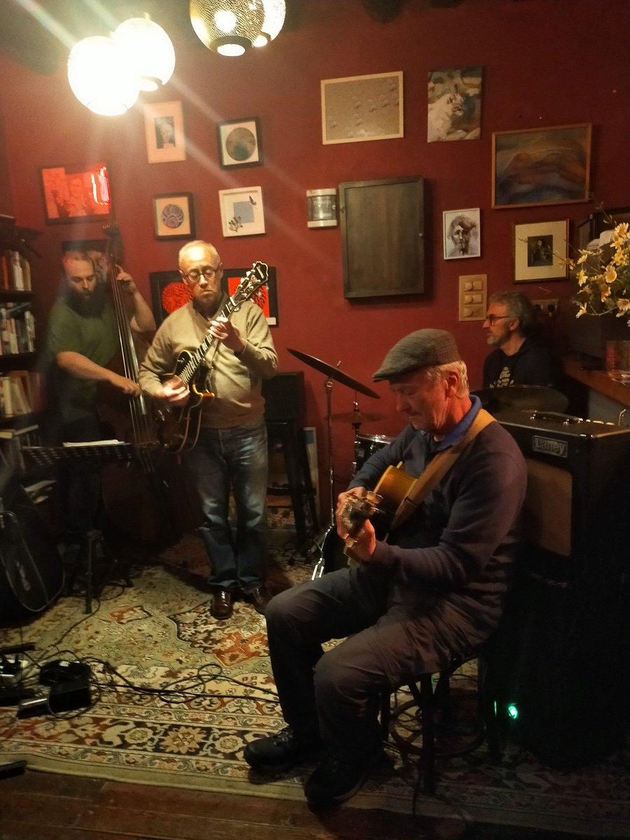 nvppnunez's tweet photo. Manolo Perfumo (g), Jesús Sevillano (p), José María López (g), Idelfonso (b) y Javier Perales (d)
MÚSICA improvisada los miércoles
#JamSesion @Stardust_jazz https://t.co/A1lblYWRvb