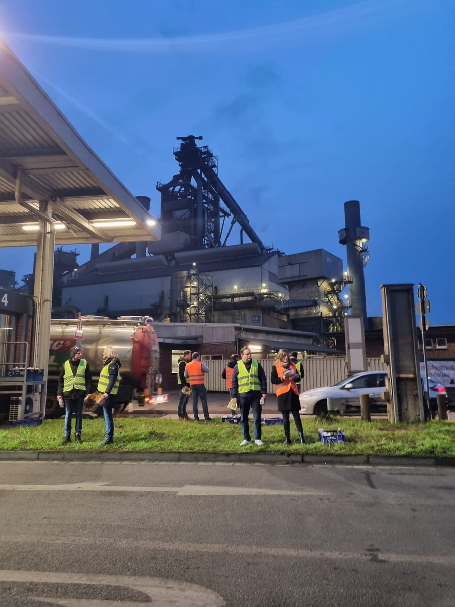 Aktion für Nachtschicht & Frühschicht auf der Dillinger Hütte. Zusammen kämpfen wir dafür, dass auch der Stahl der Zukunft hier bei uns daheim geschmolzen wird. Stahl ist Zukunft und wesentlicher Teil unseres modernen Industrielandes von morgen! #sogehtzukunft #stahlistzukunft