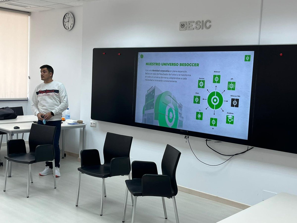 ESICMalaga's tweet photo. 🗣️Ayer en el #ForoBigData de @ESICMalaga tuvimos el placer de aprender sobre los casos de éxitos de @fTROPS y @besoccer_ES además de conocer más sobre el #BigData de la mano de la Directora del #PSBD.
Todo un placer vivir experiencias como estas ¡Muchas gracias a todos!👏 https://t.co/Ae0FeIjsBO