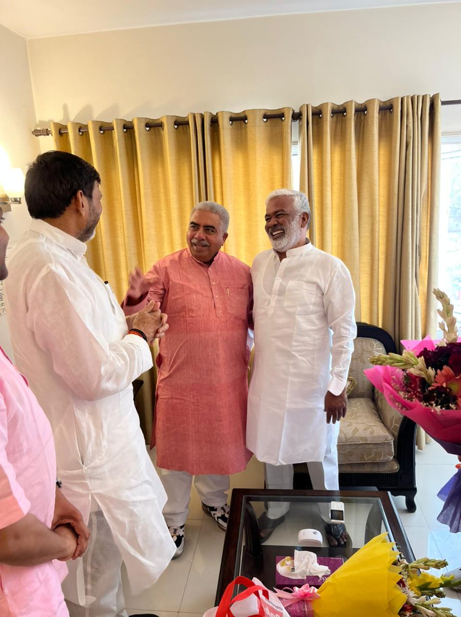 राकेश सचान (@rakeshsachan_) on Twitter photo आज नई दिल्ली में भाजपा प्रदेश अध्यक्ष श्री <a href="/swatantrabjp/">Swatantra Dev Singh</a> जी से मुलाकात की। उनके नेतृत्व में पुनः उत्तर प्रदेश में पूर्ण बहुमत की सरकार बनने पर उन्हें बधाई दी, एवं होली की शुभकामनाएं दी। साथ में हमारे परम् मित्र बाँदा से लोक सभा सदस्य श्री <a href="/RKSINGHPATEL4/">RK SINGH PATEL (Modi Ka Parivar)</a> जी भी रहे। आज नई दिल्ली में भाजपा प्रदेश अध्यक्ष श्री <a href="/swatantrabjp/">Swatantra Dev Singh</a> जी से मुलाकात की। उनके नेतृत्व में पुनः उत्तर प्रदेश में पूर्ण बहुमत की सरकार बनने पर उन्हें बधाई दी, एवं होली की शुभकामनाएं दी। साथ में हमारे परम् मित्र बाँदा से लोक सभा सदस्य श्री <a href="/RKSINGHPATEL4/">RK SINGH PATEL (Modi Ka Parivar)</a> जी भी रहे।