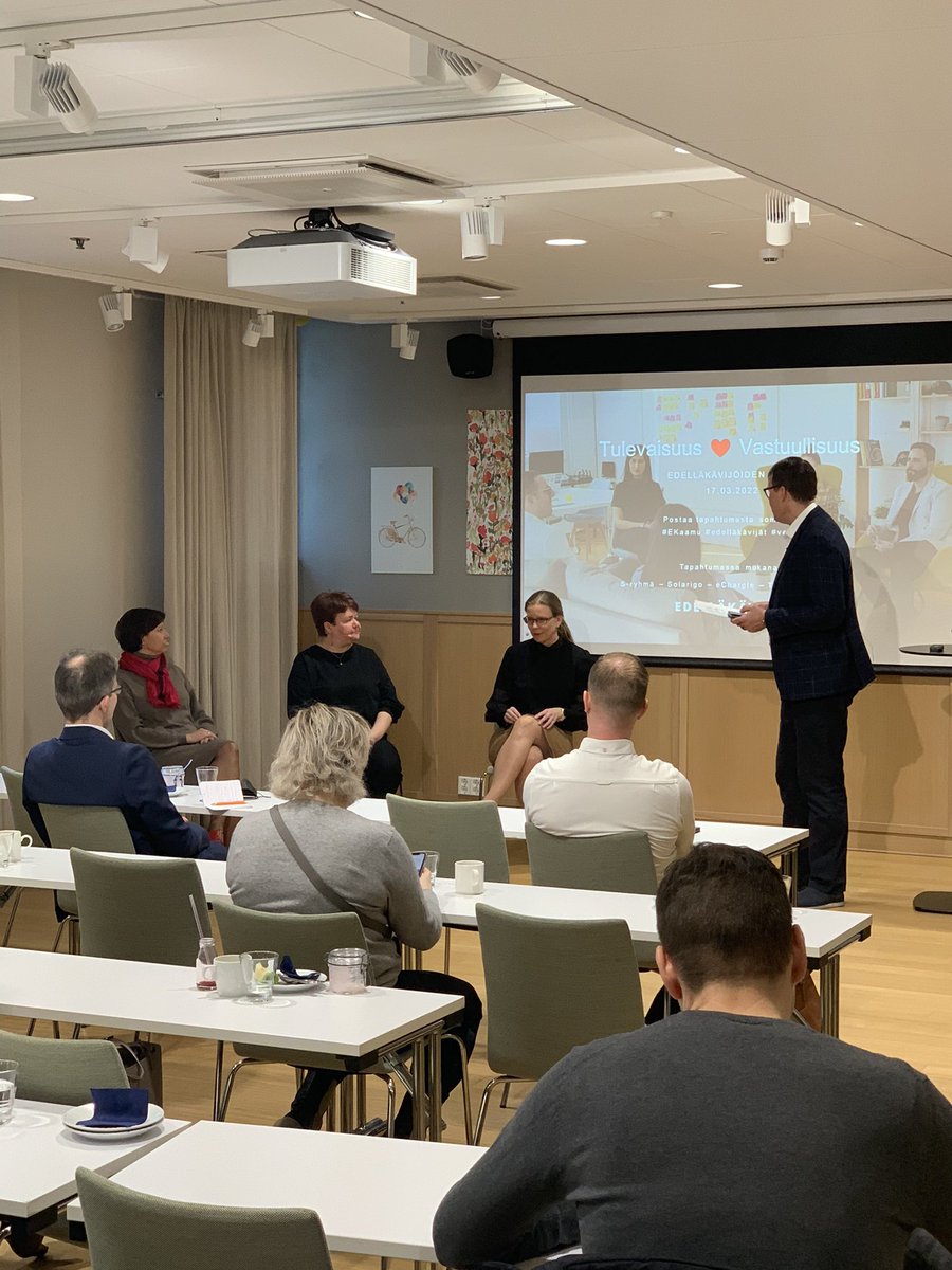 edellakavijat's tweet photo. Edelläkävijöiden aamun loppuhuipennus on paneelikeskustelu vastuullisuuden teemojen ympäriltä 💫
#edelläkävijät #ekaamu #vere https://t.co/q2FYLIEl4l