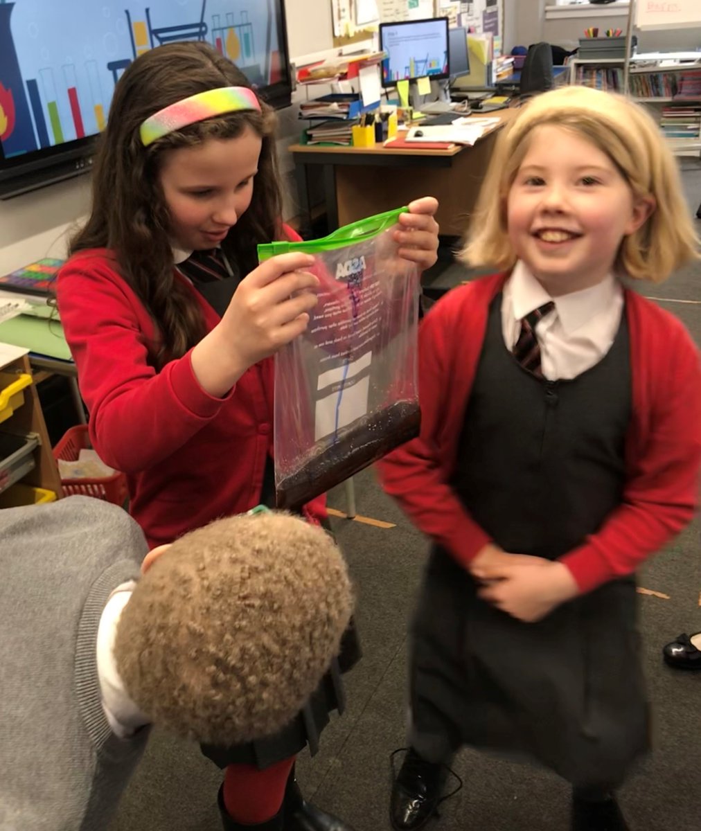 stcadocsprimary's tweet image. P4/5 learning about chemical reactions and static electricity yesterday. Science is fun! #ERCSTEM