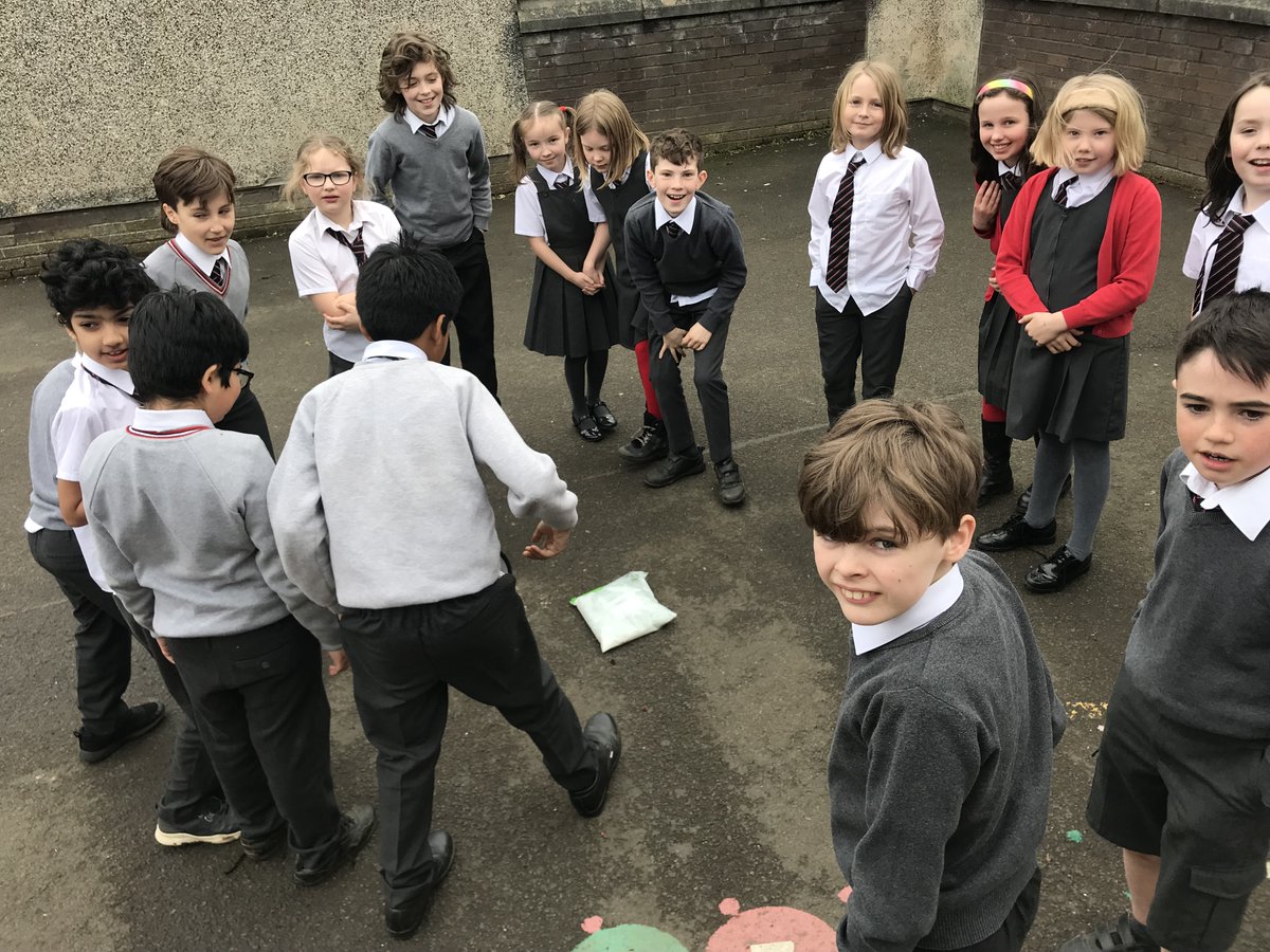 stcadocsprimary's tweet image. P4/5 learning about chemical reactions and static electricity yesterday. Science is fun! #ERCSTEM