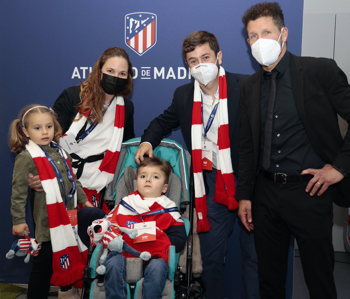 Justo antes del Atleti-Celta le dije a Enrique Cerezo:“hoy ganamos y además bien, Nico trae buena suerte”.Todo victorias hasta hoy. <a href="/Simeone/">Diego Pablo Simeone</a> no sabía,cuando posaba con Nico,q su suerte iba a cambiar a partir de ahi.Muchas gracias Diego!💪🏼 #ayudemosaNico