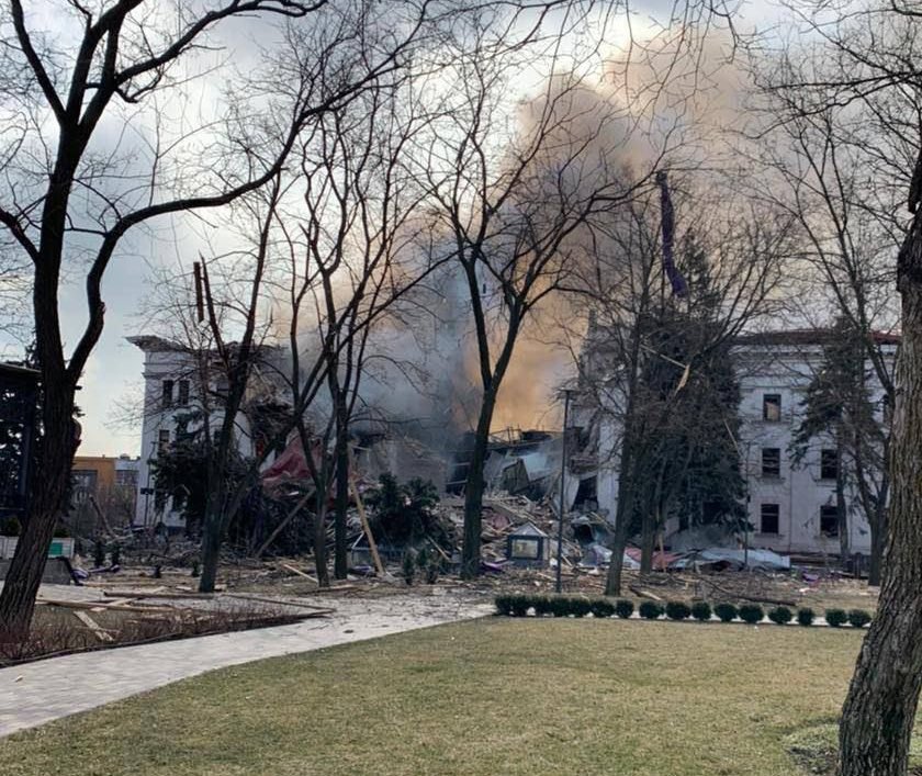 andreivaitovich's tweet photo. ‼️‼️L’abri du théâtre de Marioupol a résisté à l’attaque, les rescapés sont en train de sortir, selon le député ukrainien Sergiy Taruta. #Ukraine https://t.co/DJKNekZxl1
