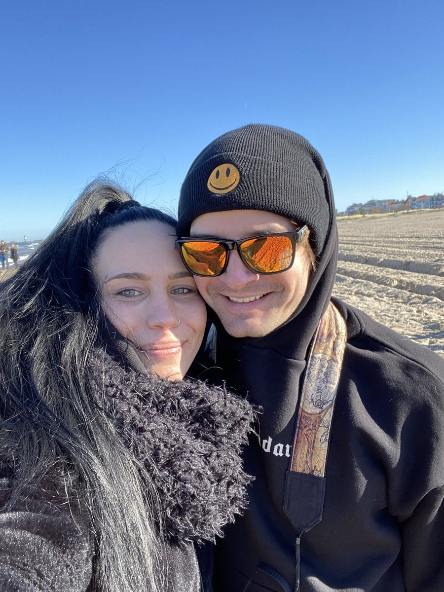Ducks_and_Leeks's tweet photo. GM ☀️

I‘m sad today because @PWarrenn had to go back to NY..that was hard! 😭🥺

Bit everything started with a stupid joke in a crazy Twitter group chat and ended with love!🥰🤗
At least we have a good story 😋😅 https://t.co/1SnC2dRNY5