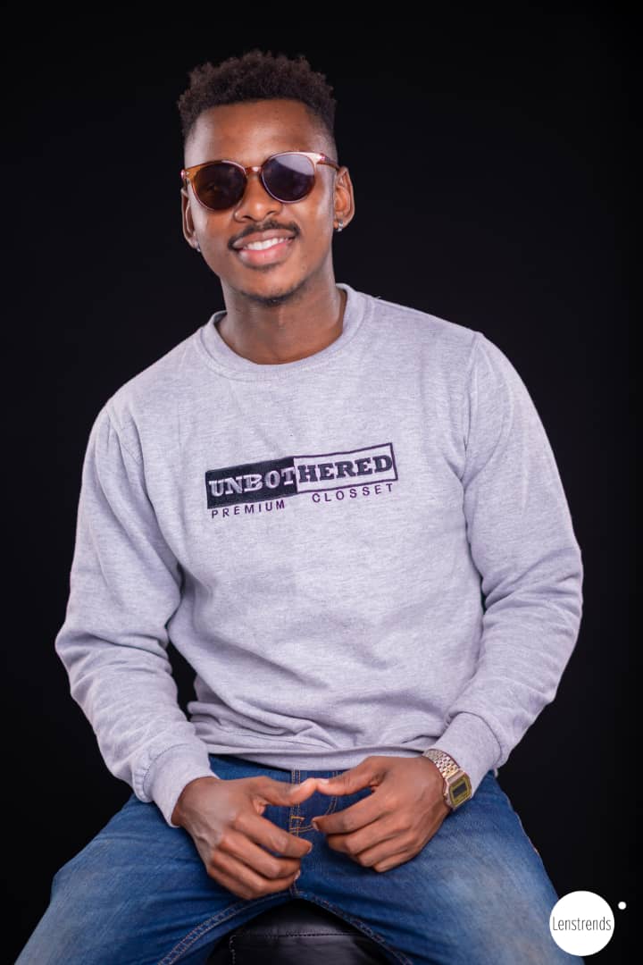 Unbothered_PC's tweet photo. Winter is around the khona, but we're UNBOTHERED because siyabe sfudumala 😇... Order your favorite colour of these sweaters for only R400.

#GRAY ❤️‍🔥 https://t.co/LAsP61V8Cx