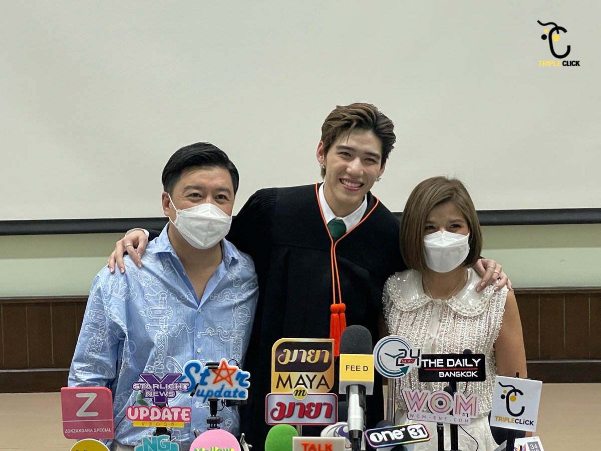 TripleclickTH's tweet photo. "พีพี-กฤษฏ์" คือความภาคภูมิใจของพ่อ-แม่เสมอ ปลื้มปริ่มลูกชายเรียนจบ 3 ปีครึ่ง จากมหาวิทยาเกษตรศาสตร์ เปรยไม่เคยกดดันลูกเรื่องการเรียน ยินดีเสมอกับความสำเร็จของลูก

#ppkritt #PPgraduation https://t.co/9yPJFL4YN2