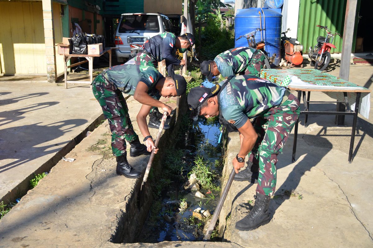 Puspen_TNI's tweet photo. Prajurit Marinir TNI AL Laksanakan Karya Bhakti Dan Pemberian Bantuan Sosial Di Sebatik

#tni #tnial #marinir #bansos #karyabhakti #sebatik

https://t.co/r25mC1GgVJ https://t.co/jJeJKaNR8M