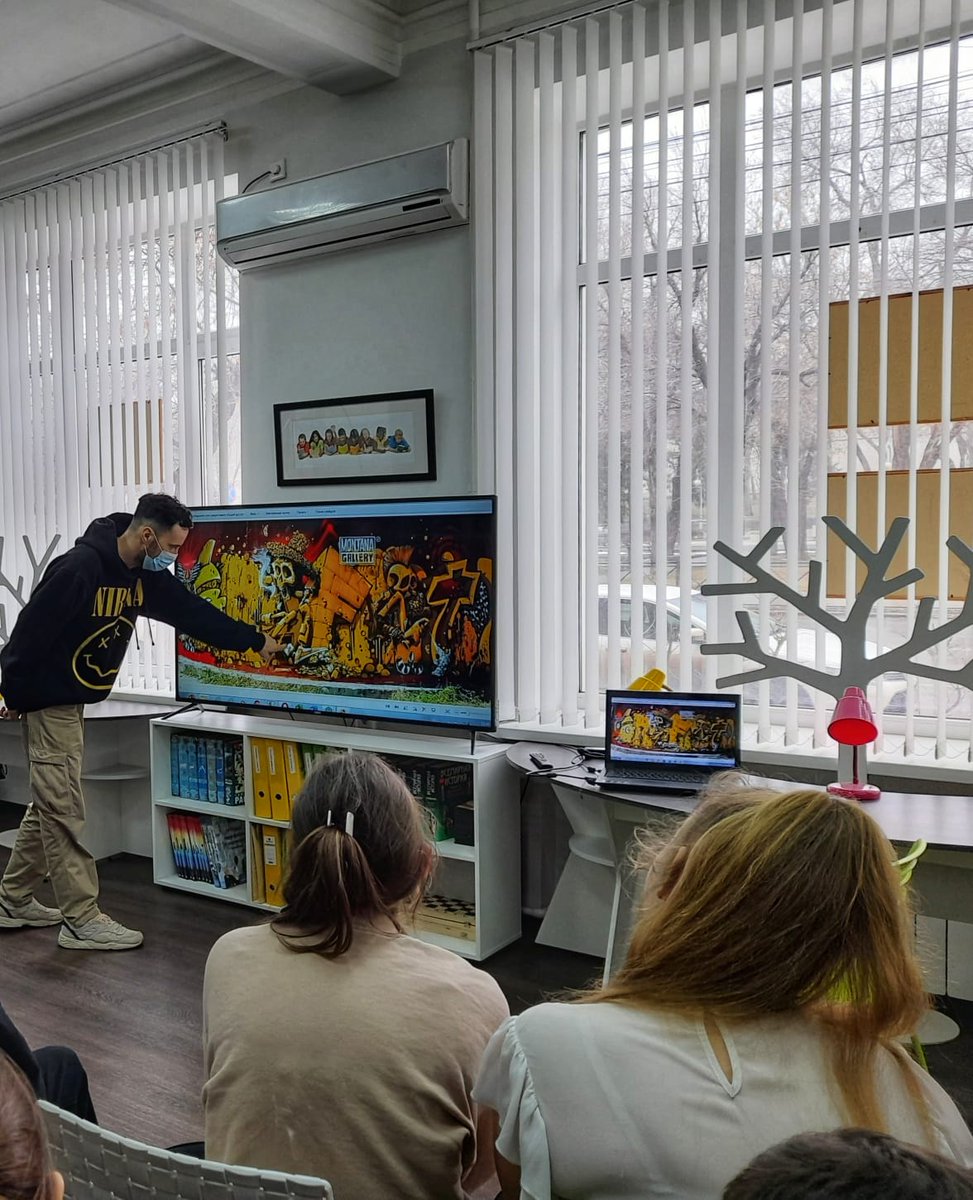 В отделе подросткового чтения состоялся час искусства «Обсуждаем стрит-арт», и на встречу со школьниками пришел один из первых граффити-художников нашего города Максим Мазим.

aodbiblioteka.ru/news/2954/