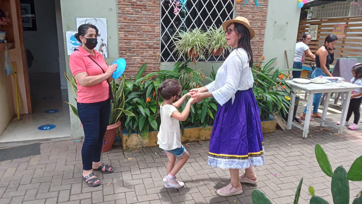 Comparte_NGO's tweet photo. Compartieron con los niños, niñas y sus familias una comida cocinada por las maestras y madres. Además, las profesoras aprovecharon la ocasión para vestirse con trajes tradicionales.😁😁

Más información: https://t.co/vkrMDLoqCR

#Comparte #Ecuador #Educación #Carnaval2022 https://t.co/I5vKjlrFe4