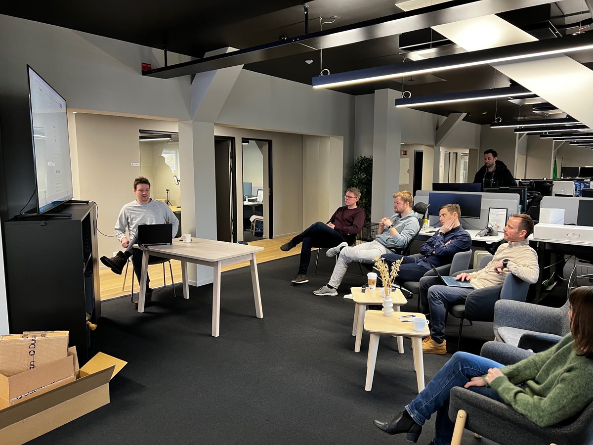 PureserviceAS's tweet photo. En gang i måneden pleier vi å gjøre noe faglig sammen, enten remote eller på kontoret. Her har utviklingsteamet samlet seg for å ha en hands-on økt for å lære seg Terraform med Sigurd 💻
#Pureservice #utvikling #terraform https://t.co/B44rvdlkS2