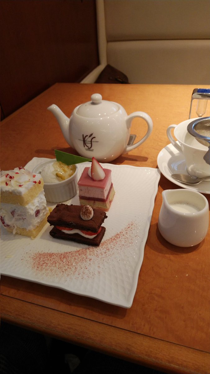 marikoA0726's tweet photo. #KATASHIMA でケーキタイム🍰
可愛いウサちゃんいた🐰 https://t.co/77FLQDZDv1