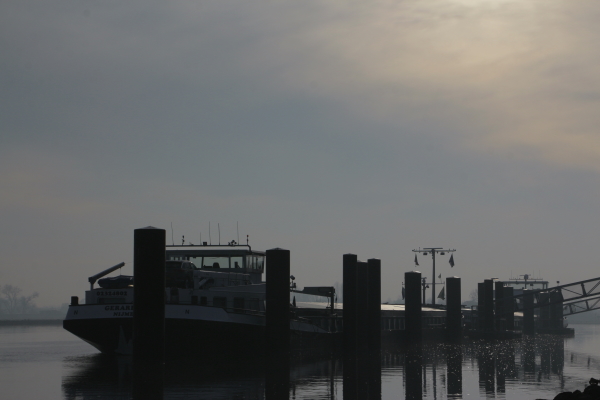 Cultuurzien's tweet photo. IJssel voor Kampen op 16 mrt., ca. 08.15 uur.
#ijssel #kampen #overijssel #heiig https://t.co/OHojFvNniY