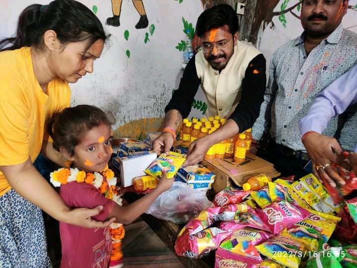 VsnsKSamiti's tweet photo. कल VSNS परिवार में रंगो के त्योहार होली का आयोजन किया गया । #चेतनबंसलजी , #गौरवगुप्ताजी , #सोहिलमित्तलजी , #शुभमगोयलजी और #प्रथमअग्रवालजी के सहयोग से कार्यक्रम का आयोजन को सफल बनाया गया ।🙏🏻☺️💐 #Holi2022 #holiclebration2022 https://t.co/NhoXGmLBpe