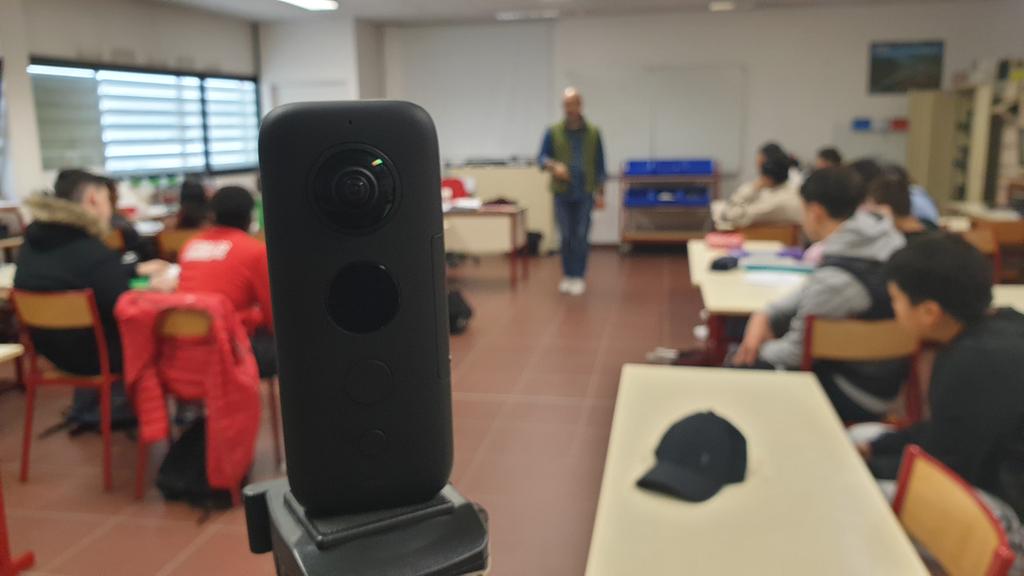 joel_plasseraud's tweet image. Présentation de la VR et prises de vues du collège H Fabre à Vitrolles.
Les élèves de 3ème vont réaliser avec M.Medina prof de techno la visite virtuelle en partenariat avec leur club cinéma; interviews et valorisation au programme  👏👏!#pano2vr , @DANE_Aix_Mrs ,@PoleDane05