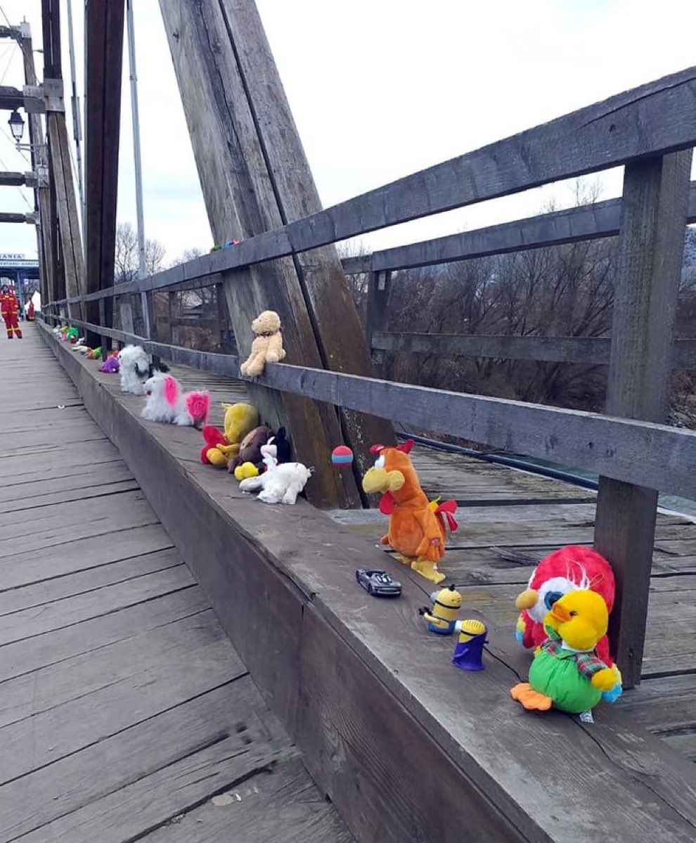 Odobes1Luminita's tweet photo. Toys on a bridge at the border btw Romania 🇷🇴and Ukraine  🇺🇦 for the Ukrainian kids fleeing their homes  (photo: Sighetu border police). https://t.co/rkEXI8H9Lk
