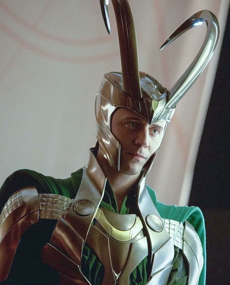 hourly hiddleston tweet media