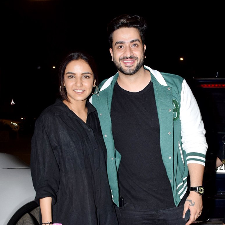 htcity's tweet photo. #InSpotted: @jasminbhasin and @AlyGoni spotted at a restaurant together, looking happy as ever! โฃ๏ธ
#AlyGoni #JasminBhasin https://t.co/3Jrf4rxgvZ