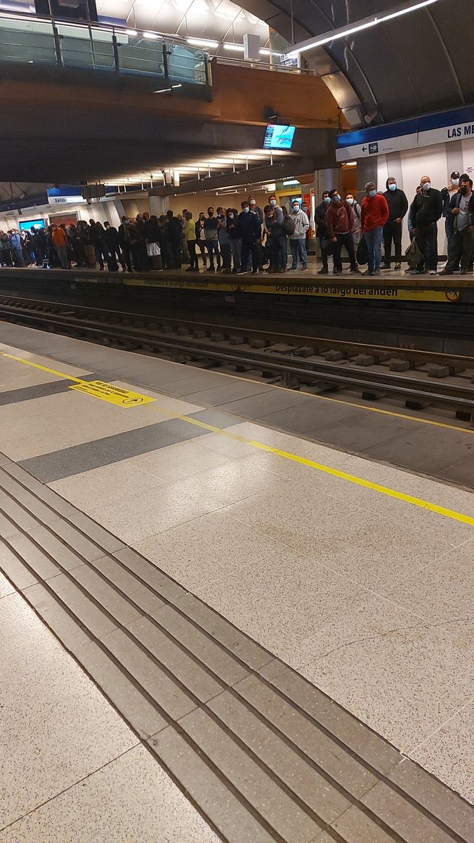 HSuyiin's tweet photo. @metrodesantiago Cuéntame una nueva, las Mercedes lleno https://t.co/9HTPukgoC7