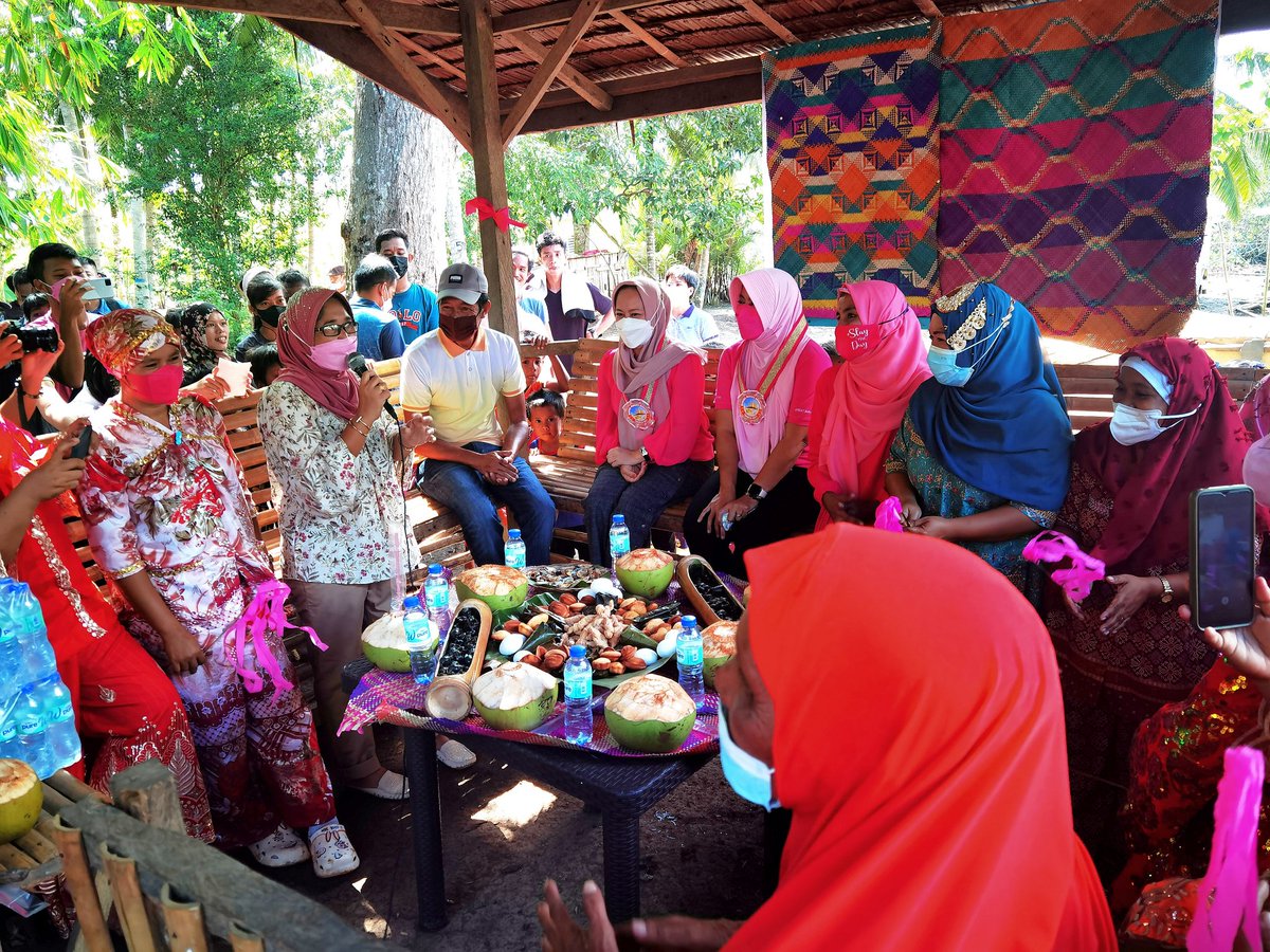 claudmramos's tweet photo. Our Sama-Bajau Women of Marang Marang In Malamawi with Mayor Dadah and VP @lenirobredo :) Sobrang saya today! I cried kasi one woman really couldn't believe na mapuntahan sila ni VP Leni. Ang ganda ng bukas :) #IsabelaDeBasilan #BasiLENIyo #KulayRosasAngBukas #BasilanIsPink https://t.co/Vneb8zZ7MP