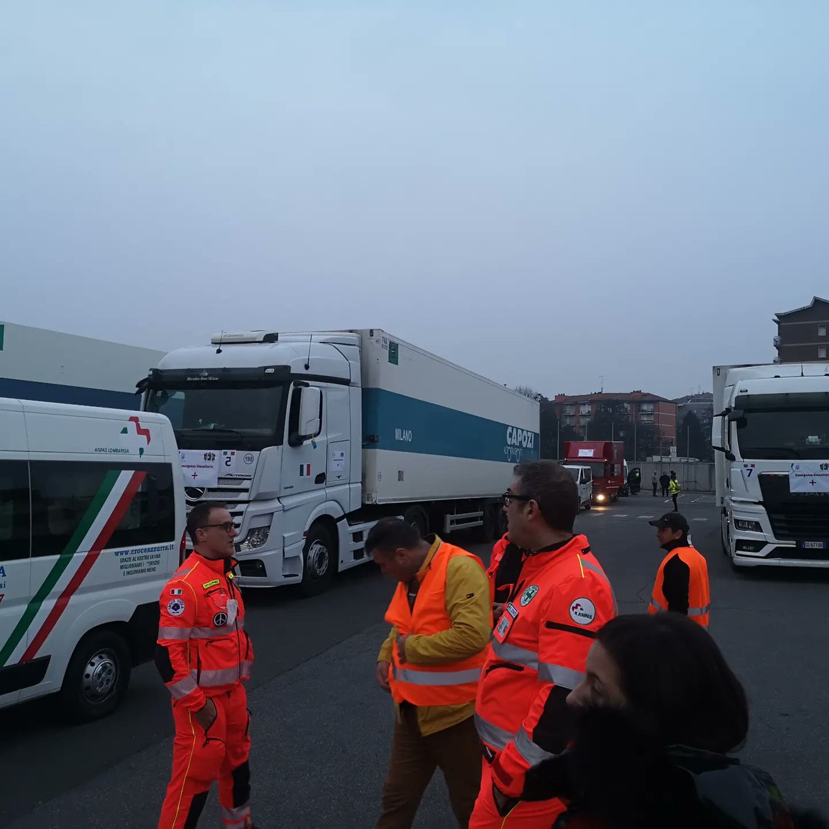 franciaio's tweet photo. Partiti con #convoglioumanitario per portare farmaci, attrezzature beni di prima necessità e accompagnare poi in #Italia profughi, madri e bambini, sfuggiti agli orrori della #guerra che sta devastando l'#Ucraina invasa dallo "#ZarPutin"
#stopwar #stopwarucraina #EmergenzaUcraina https://t.co/VnjkU4f7mQ
